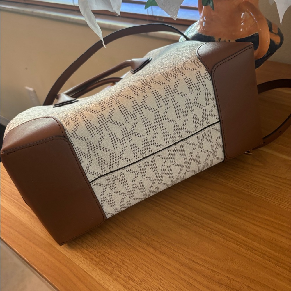 NWT Michael Kors Cream and Brown Logo Tote With Crossbody Strap - Picture 6 of 8